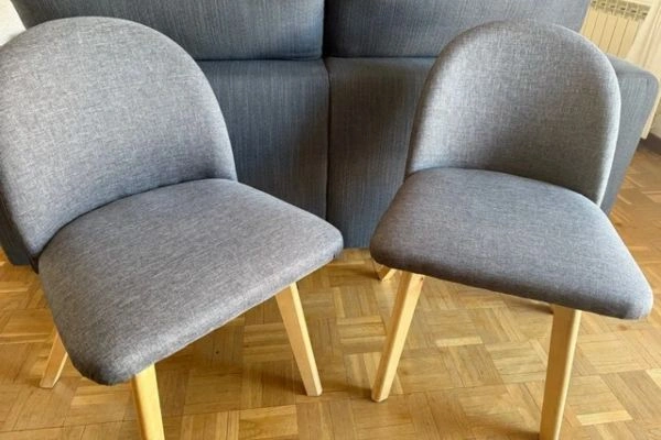 Silla tapizada con tela resistente en Pamplona