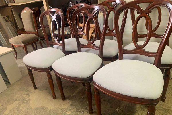Conjunto de sillas de comedor tapizadas en Pamplona
