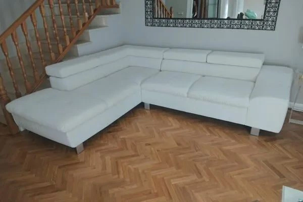 Sofá tapizado de nuevo en una vivienda de Pamplona