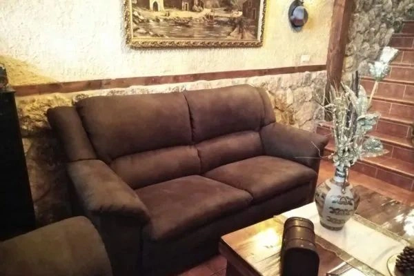 Detalle de tapizado de sofá en el taller de Pamplona